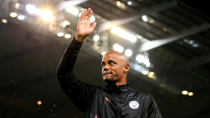 MANCHESTER, ENGLAND - SEPTEMBER 11:   Vincent Kompany of Manchester City acknowledges the crowd after the Vincent Kompany testimonial match between Manchester City Legends v Premier League All-Stars XI at Etihad Stadium on September 11, 2019 in Manchester, England. (Photo by Alex Livesey/Getty Images)
