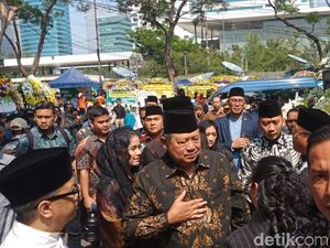 Didampingi AHY dan Ibas, SBY Melayat ke Rumah Duka BJ Habibie Didampingi AHY dan Ibas, SBY Melayat ke Rumah Duka BJ Habibie