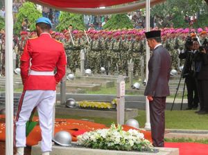 Lepas Kepergian BJ Habibie, Jokowi: Selamat Jalan Mr Crack Lepas Kepergian BJ Habibie, Jokowi: Selamat Jalan Mr Crack