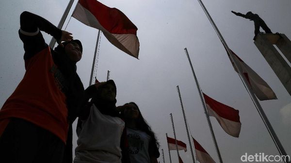 Lapangan Banteng Kibarkan Bendera Setengah Tiang untuk BJ Habibie