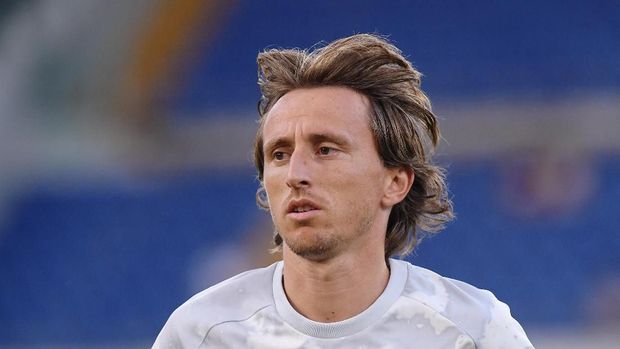 FILE PHOTO: Soccer Football - Pre-season Friendly - AS Roma v Real Madrid - Stadio Olimpico, Rome, Italy - August 11, 2019   Real Madrid's Luka Modric during the warm up before the match     REUTERS/Alberto Lingria/File Photo