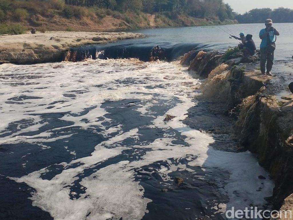 Bengawan Solo Tercemar Parah, Ganjar Koordinasi dengan Khofifah Bengawan Solo Tercemar Parah, Ganjar Koordinasi dengan Khofifah