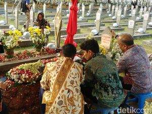 Video Putra dan Cucu Berziarah ke Makam BJ Habibie-Ainun