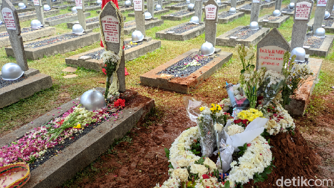Melihat Makam BJ Habibie dan Ainun Berdampingan di TMP Kalibata Melihat Makam BJ Habibie dan Ainun Berdampingan di TMP Kalibata