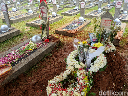 Melihat Makam BJ Habibie dan Ainun Berdampingan di TMP Kalibata