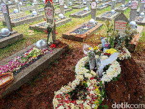 Melihat Makam BJ Habibie dan Ainun Berdampingan di TMP Kalibata Melihat Makam BJ Habibie dan Ainun Berdampingan di TMP Kalibata