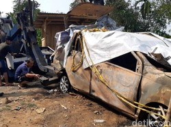 Bangkai Mobil Tempat Jasad Pupung dan Dana Dibakar Dievakuasi