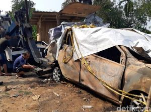 Bangkai Mobil Tempat Jasad Pupung dan Dana Dibakar Dievakuasi Bangkai Mobil Tempat Jasad Pupung dan Dana Dibakar Dievakuasi
