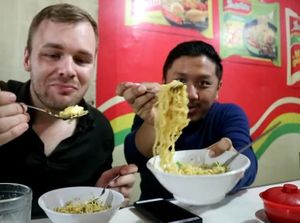 Begini Ekspresi Bule Jerman Saat Diajak Makan di Warkop Begini Ekspresi Bule Jerman Saat Diajak Makan di Warkop