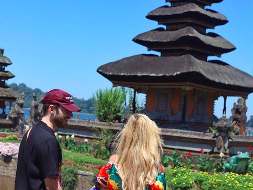 Pria bernama asli Felix Kjellberg itu baru saja melangsungkan pernikahaan dengan kekasihnya Marzia Bisognin pada 21 Agustus lalu. Mereka rupanya bulan madu ke Bali dan menampilkan banyak fotonya di Instagram. Foto: Instagram