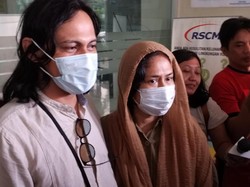 Ria Irawan Tahan Haru Suami Jelaskan Penyakit Kankernya