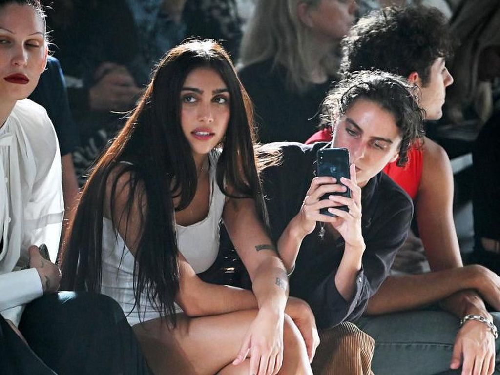 Eksis di NYFW, Putri Madonna Dipuji Cantik Mirip Lady Gaga Muda Eksis di NYFW, Putri Madonna Dipuji Cantik Mirip Lady Gaga Muda
