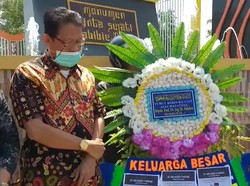 Tetes Air Mata Warga di Monumen Cinta Habibie-Ainun