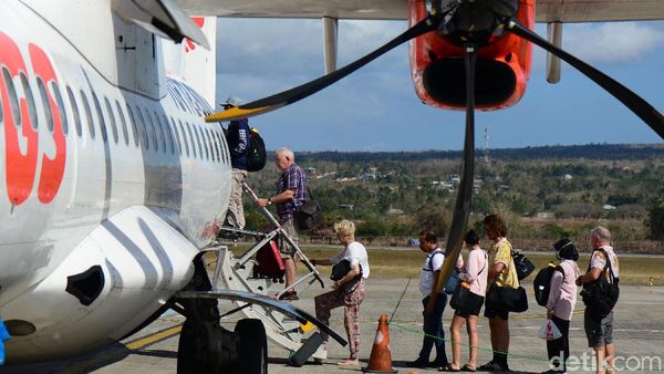 Geliat Wisatawan Asing di Pulau Paling Selatan Indonesia