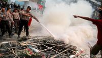 Penampakan Sisa-sisa Demo Ricuh Berserakan di Depan KPK