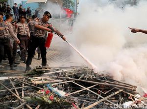 Penampakan Sisa-sisa Demo Ricuh Berserakan di Depan KPK