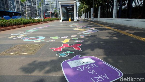 Trotoar Sudirman Makin Cantik Berkat Lukisan