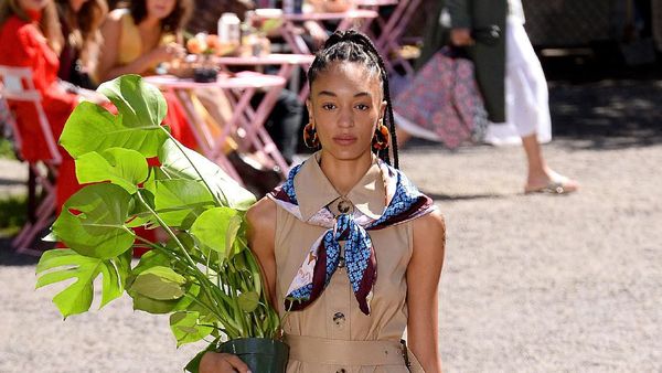 Foto: Show Unik Kate Spade di New York Fashion Week, Model Bawa Pot Bunga