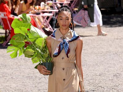 Foto: Show Unik Kate Spade di New York Fashion Week, Model Bawa Pot Bunga