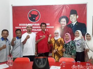 Sri Setyo Pratiwi Kembalikan Formulir Bacawali Surabaya ke PDIP