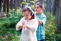 Perbedaan Autisme dan Down Syndrome yang Perlu Bunda Simak