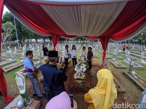 Cerita Pusara Ainun yang Selalu Dipenuhi Bunga dari BJ Habibie Cerita Pusara Ainun yang Selalu Dipenuhi Bunga dari BJ Habibie