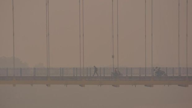 Jembatan Siak IV Pekanbaru Seolah Hilang Akibat Asap Karhutla