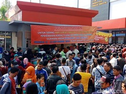 Kangen SIM dan STNK, Ribuan Pelanggar Lalin Antre di Kejari Surabaya
