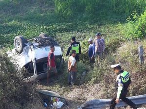 Ban Pecah, Minibus Ngebut Angkut 7 Penumpang Terbalik di Sawah