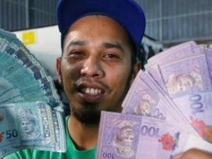 Sungguh Beruntung, Pria Beli Jas Bekas di Pasar Loak Dapat Uang Rp 56 Juta Sungguh Beruntung, Pria Beli Jas Bekas di Pasar Loak Dapat Uang Rp 56 Juta