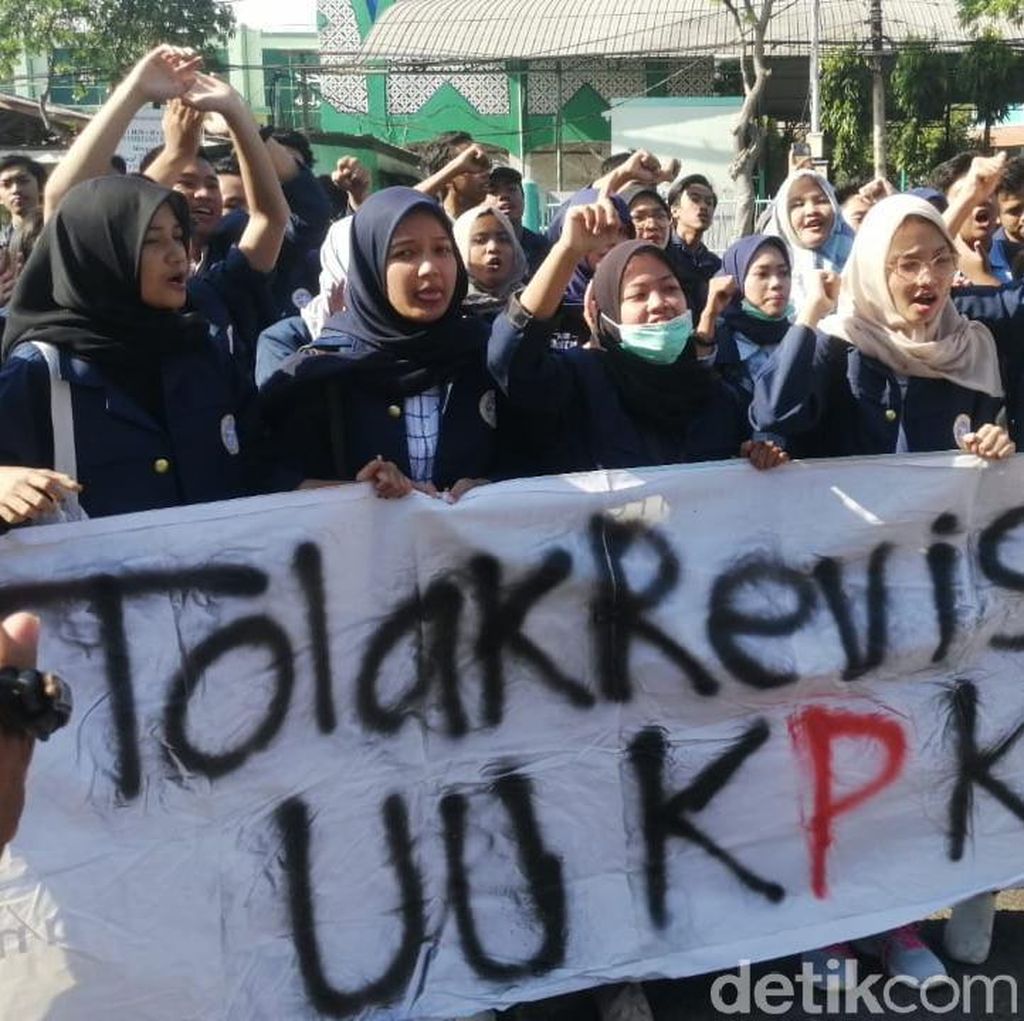 Desakan Jokowi Tarik Surpres Revisi UU KPK Bertambah Desakan Jokowi Tarik Surpres Revisi UU KPK Bertambah