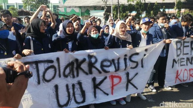 Berita Desakan Jokowi Tarik Surpres Revisi UU KPK Bertambah Jumat 19 April 2024