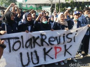 Melawan Upaya Pelemahan Demokrasi Melawan Upaya Pelemahan Demokrasi