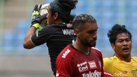 Sejak menit awal, Bali United menekan habis pertahanan Bhayangkara FC.