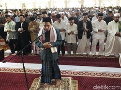 Jemaah Masjid Al Markaz di Makassar Salat Gaib untuk BJ Habibie