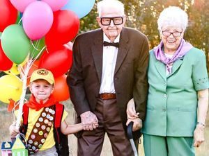 Viral, Ada Kisah Haru di Balik Foto Ala Up Kakek-Nenek dan Cicitnya Ini