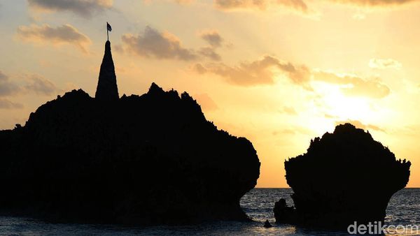 Memburu Matahari Terbenam di Pantai Tiang Bendera