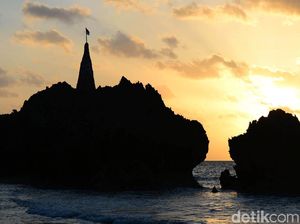Memburu Matahari Terbenam di Pantai Tiang Bendera