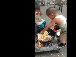 So Sweet! Bocah Ini Masak Nasi Goreng Sendiri untuk Adiknya