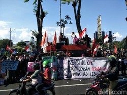 Ratusan Seniman Jalanan di Surabaya Demo Dukung Revisi UU KPK