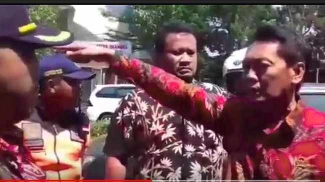 Anggota DPRD Sukabumi Ngamuk Gegara Mobil Dipasang Stiker Salah Parkir