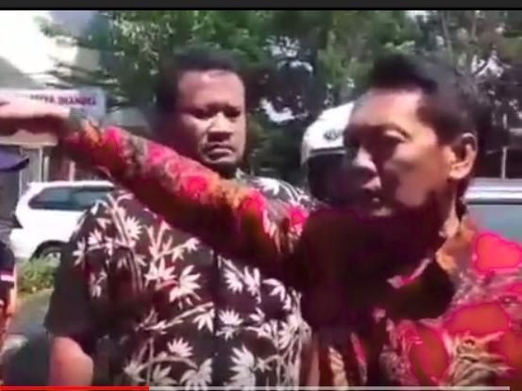 Anggota DPRD Sukabumi Ngamuk Gegara Mobil Dipasangi Stiker Salah Parkir Anggota DPRD Sukabumi Ngamuk Gegara Mobil Dipasangi Stiker Salah Parkir