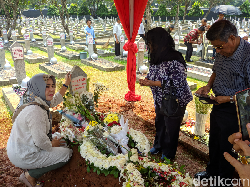 Habis Ramai Selfie di Makam Habibie, Terbitlah Imbauan