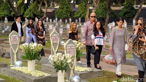 Momen Keluarga Ziarah ke Makam Habibie-Ainun