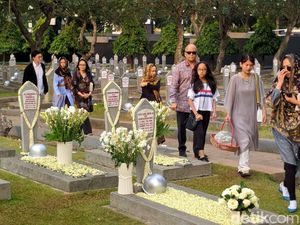 Momen Keluarga Ziarah ke Makam Habibie-Ainun