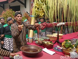 Warga Tulungagung Berebut Air Jamasan Tombak Kiai Upas