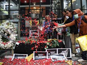 Aksi Tabur Bunga di KPK Aksi Tabur Bunga di KPK