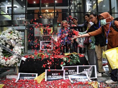 Aksi Tabur Bunga di KPK
