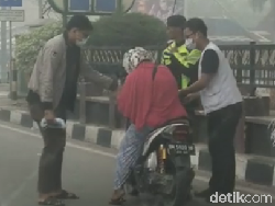 Wanita Nyaris Pingsan saat Kendarai Motor di Dumai Alami Sesak Napas dan Asma