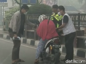 Viral Pemotor Nyaris Pingsan Karena Kabut Asap di Riau, Ini Penjelasannya Viral Pemotor Nyaris Pingsan Karena Kabut Asap di Riau, Ini Penjelasannya